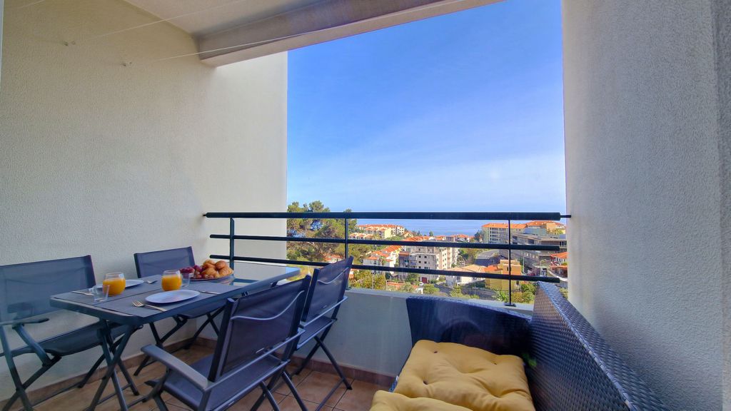 Azenha Apartment by LovelyStay