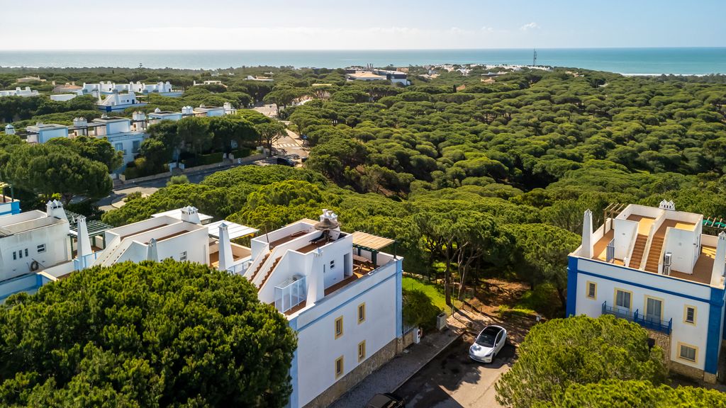 2 BDR House W/Terrace in Praia Verde by LovelyStay