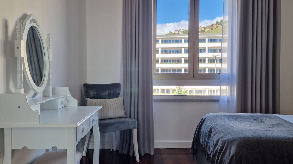 Glorious Apartment by LovelyStay