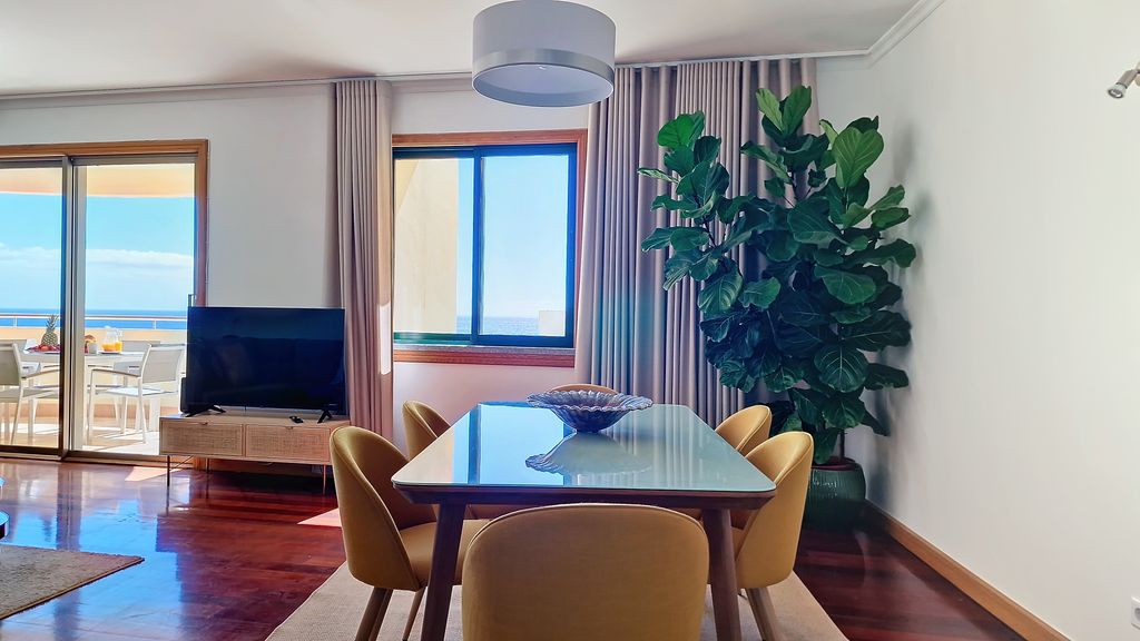 Glorious Apartment by LovelyStay