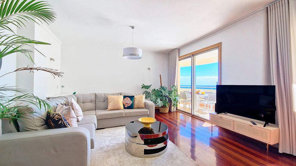 Glorious Apartment by LovelyStay