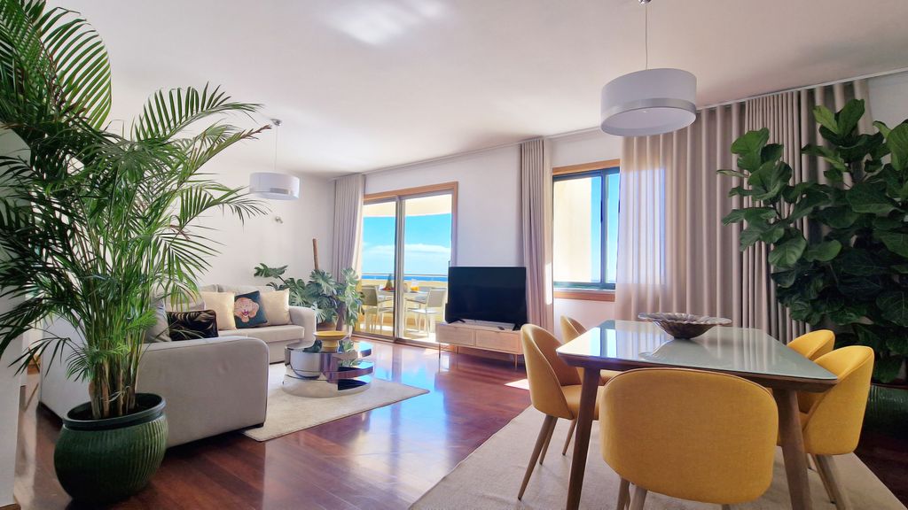 Glorious Apartment by LovelyStay