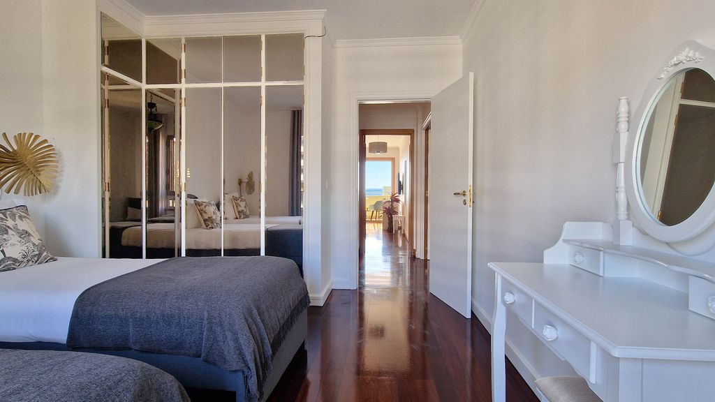 Glorious Apartment by LovelyStay