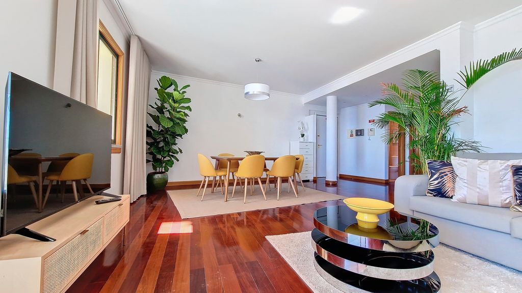 Glorious Apartment by LovelyStay