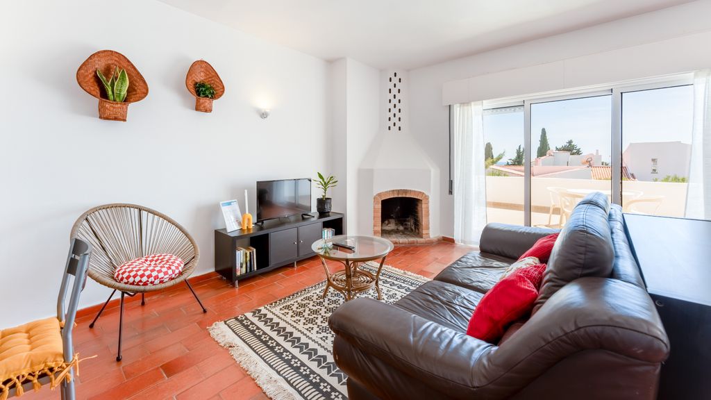 Sweet 1 BDR Apartment W/ Balcony by LovelyStay