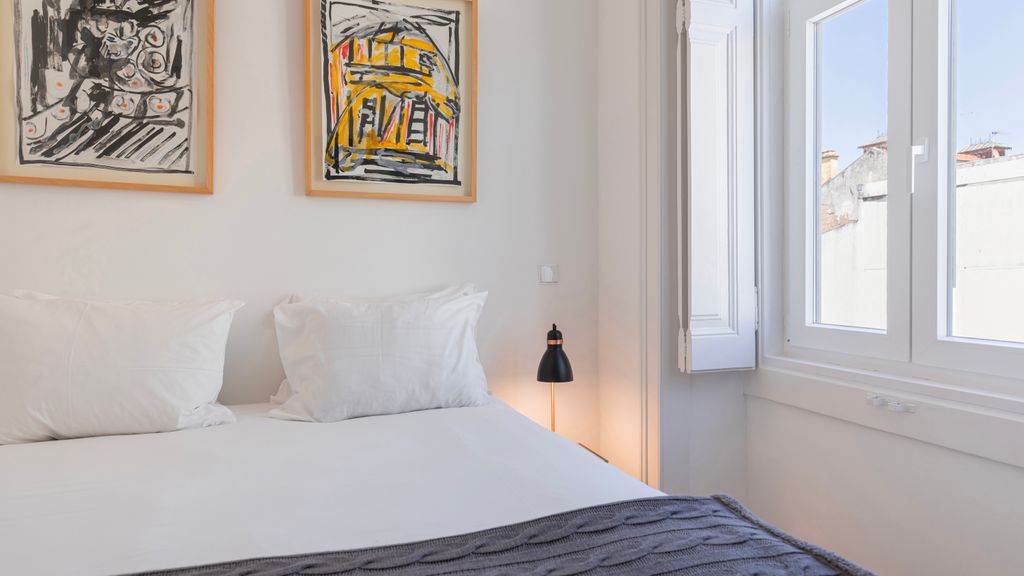 Lisbon Hidden Oasis With Pool by LovelyStay