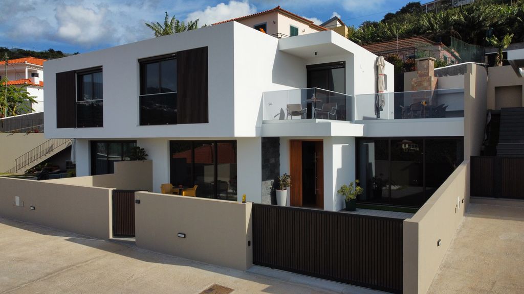 Allure Alannas Villa by LovelyStay