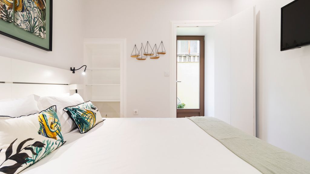 Porto River Flat w/ Patio by LovelyStay