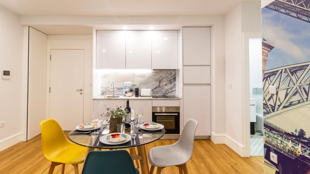 Porto River Flat w/ Patio by LovelyStay