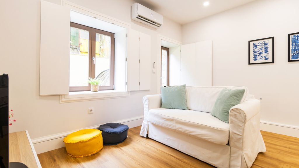 Porto River Flat w/ Patio by LovelyStay