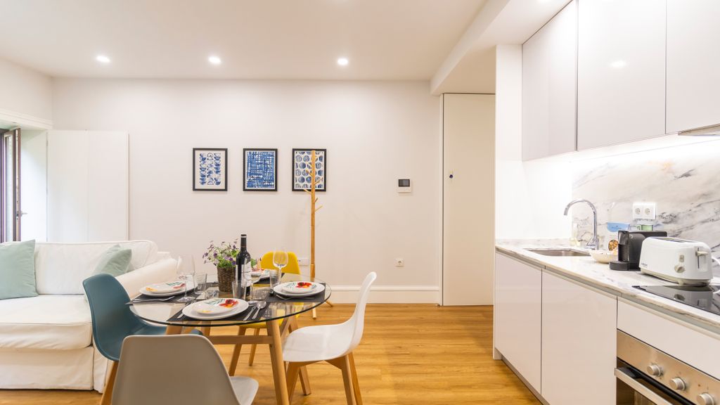 Porto River Flat w/ Patio by LovelyStay