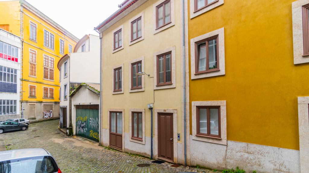 Porto River Flat w/ Patio by LovelyStay