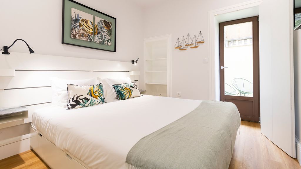 Porto River Flat w/ Patio by LovelyStay