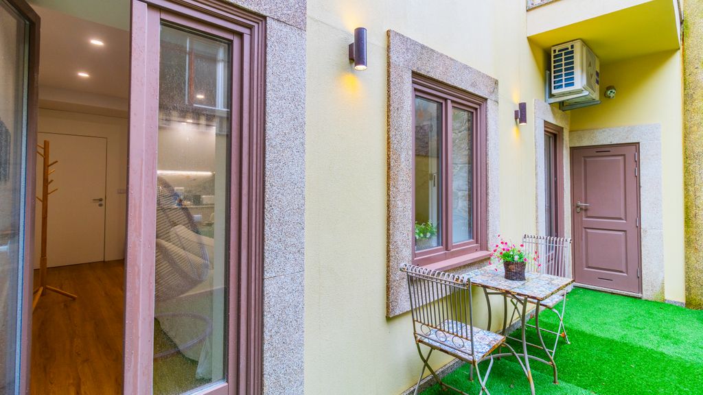 Porto River Flat w/ Patio by LovelyStay