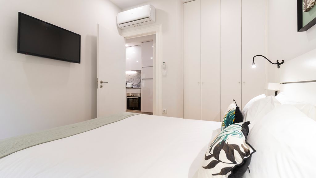 Porto River Flat w/ Patio by LovelyStay