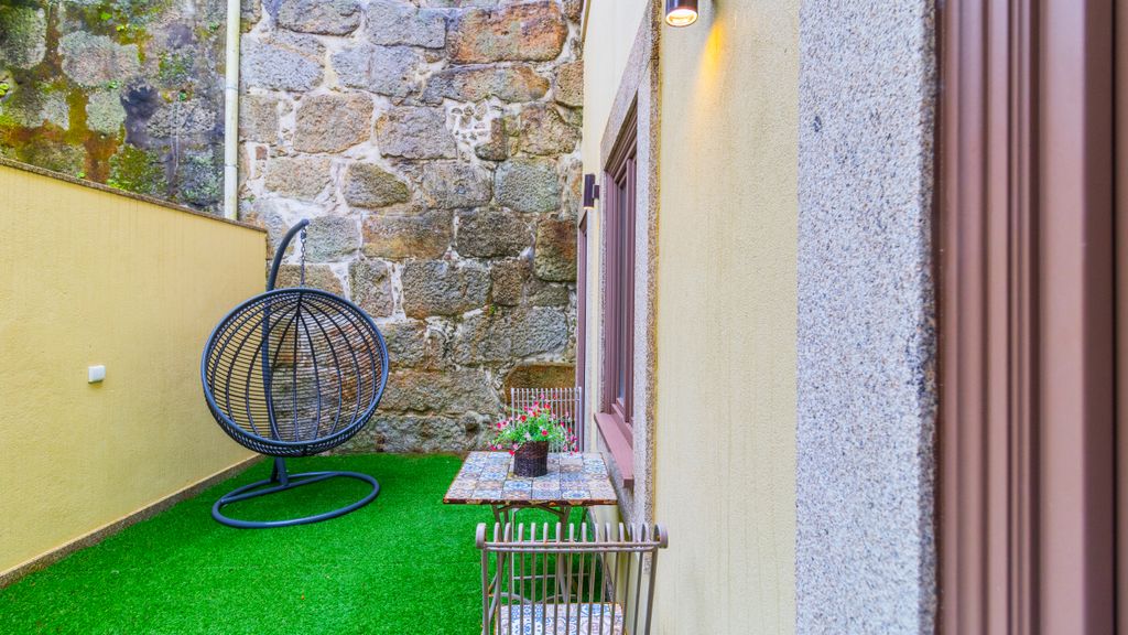 Porto River Flat w/ Patio by LovelyStay