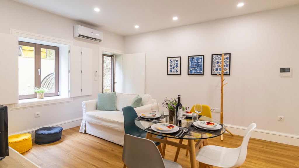 Porto River Flat w/ Patio by LovelyStay