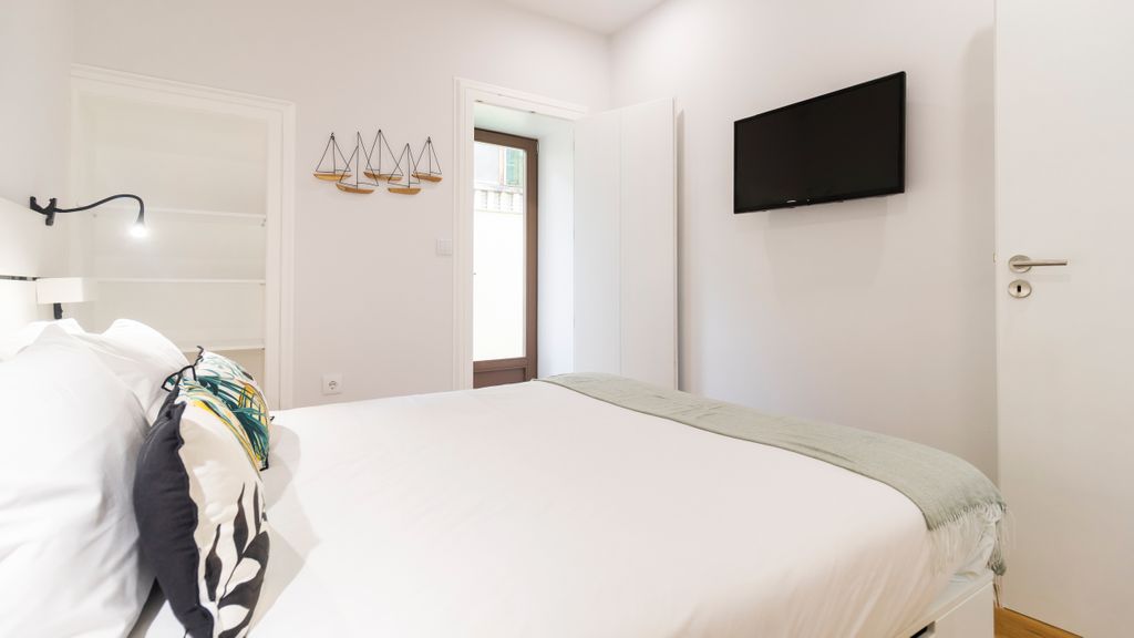 Porto River Flat w/ Patio by LovelyStay