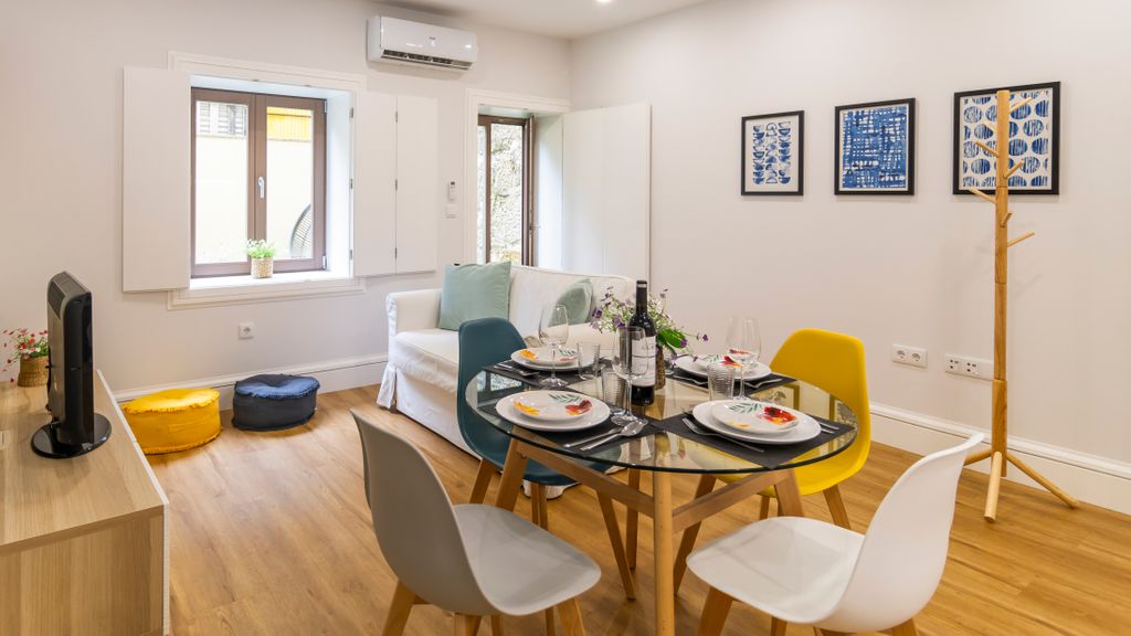 Porto River Flat w/ Patio by LovelyStay
