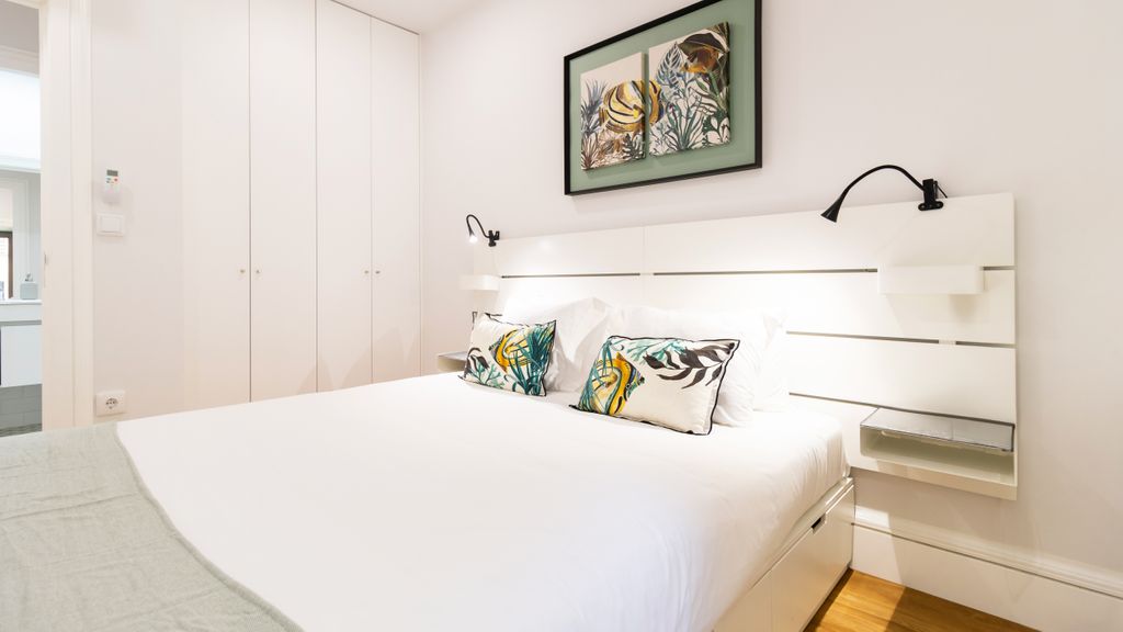 Porto River Flat w/ Patio by LovelyStay