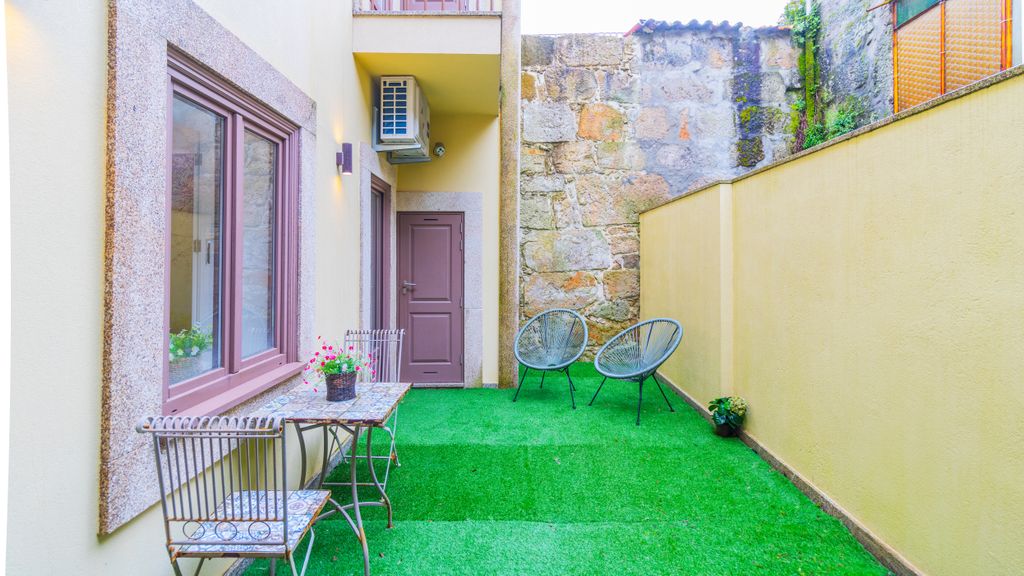 Porto River Flat w/ Patio by LovelyStay