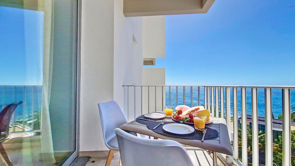 Ponta Beachside by LovelyStay