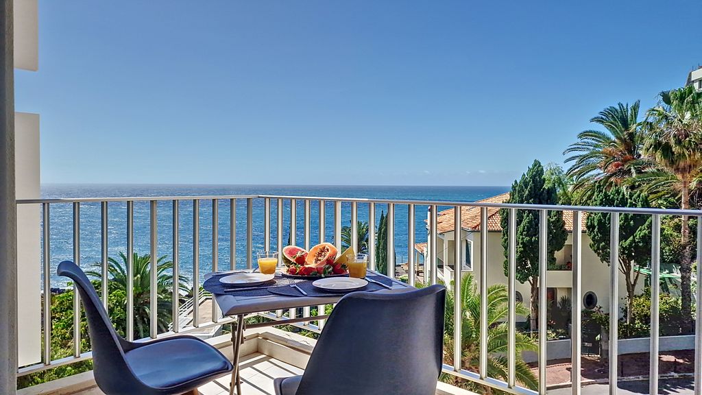 Ponta Beachside by LovelyStay