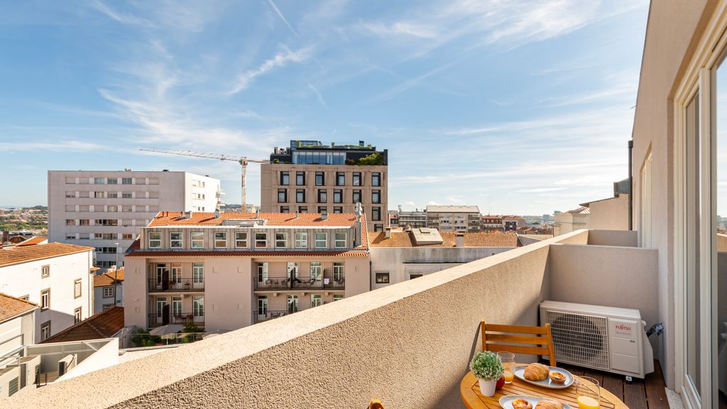 Stylish Poveiros Flat w/ Balcony by LovelyStay
