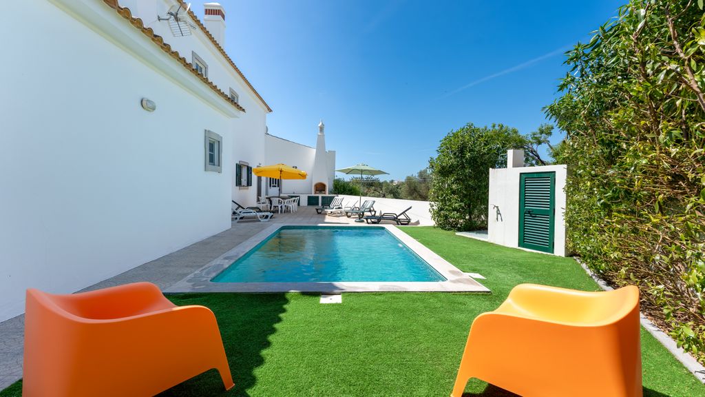 Sunny & Calm 4 BDR House W/ Pool by Lovelystay