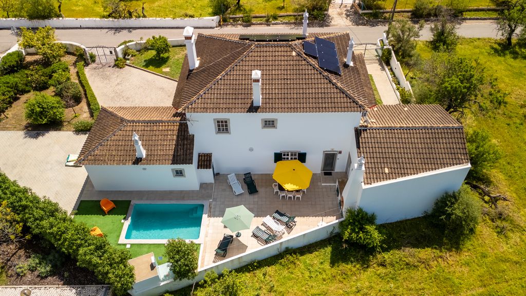 Sunny & Calm 4 BDR House W/ Pool by Lovelystay