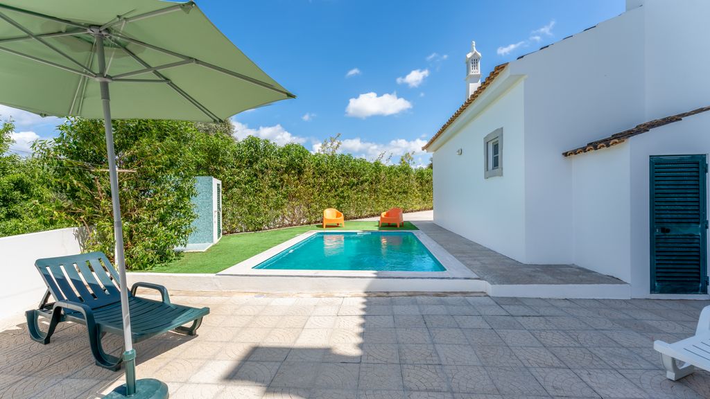 Sunny & Calm 4 BDR House W/ Pool by Lovelystay