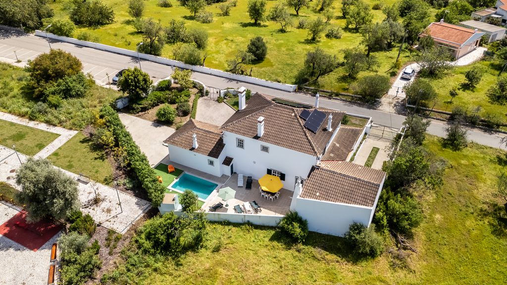 Sunny & Calm 4 BDR House W/ Pool by Lovelystay