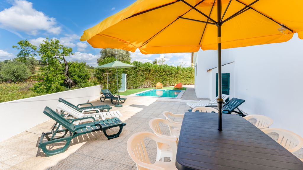 Sunny & Calm 4 BDR House W/ Pool by Lovelystay