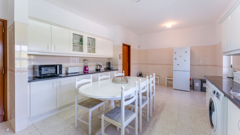Sunny & Calm 4 BDR House W/ Pool by Lovelystay