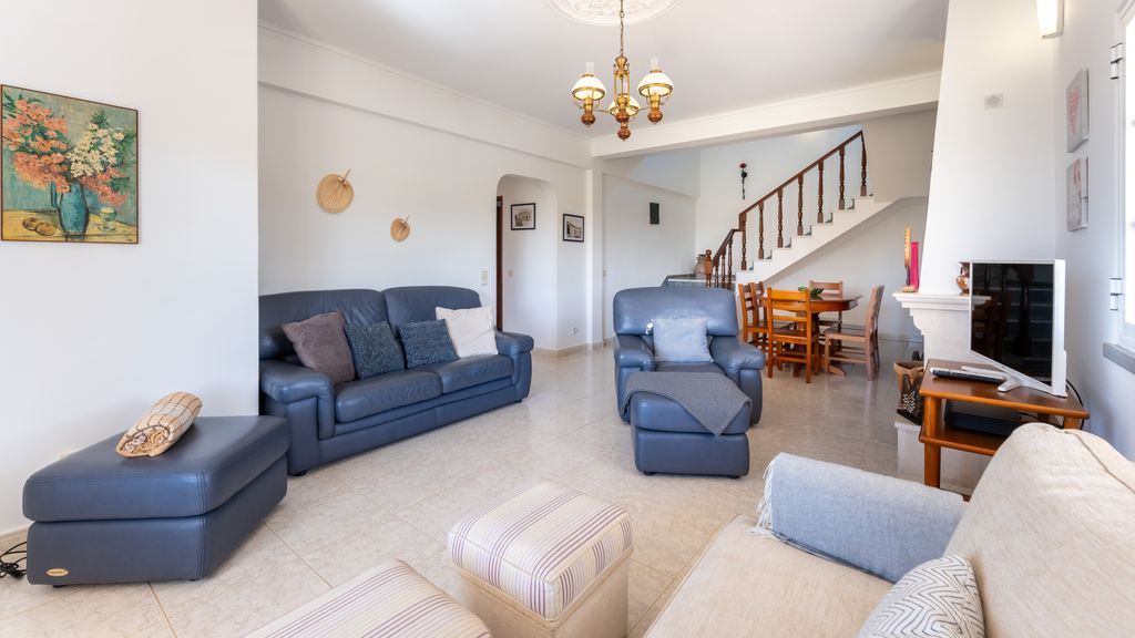 Sunny & Calm 4 BDR House W/ Pool by Lovelystay