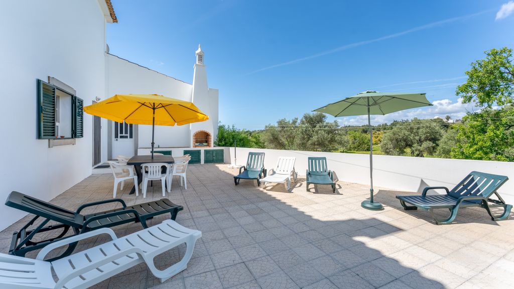 Sunny & Calm 4 BDR House W/ Pool by Lovelystay