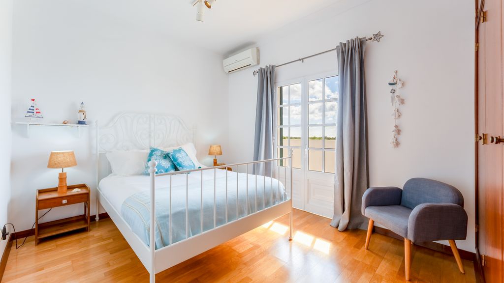Sunny & Calm 4 BDR House W/ Pool by Lovelystay