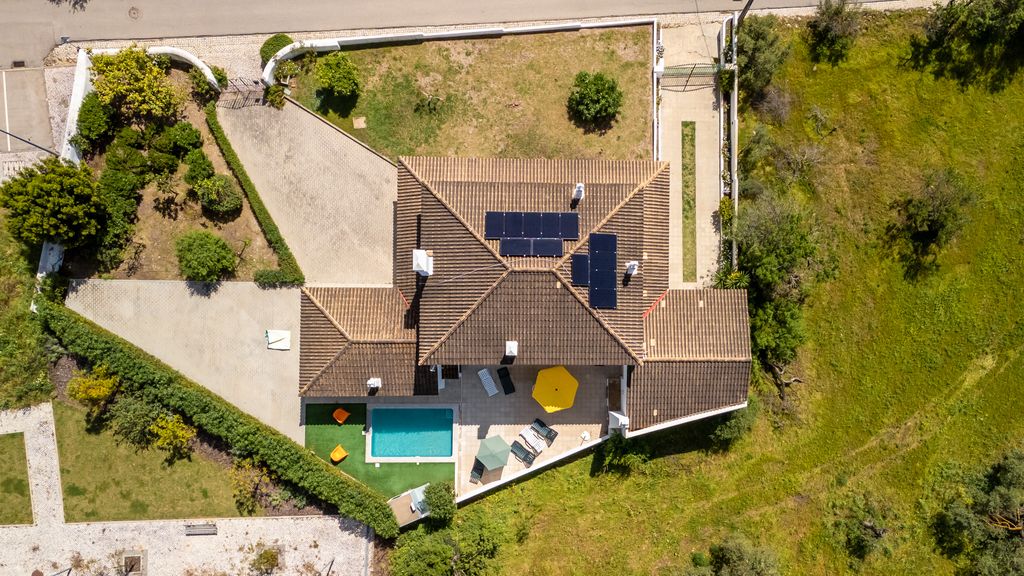 Sunny & Calm 4 BDR House W/ Pool by Lovelystay