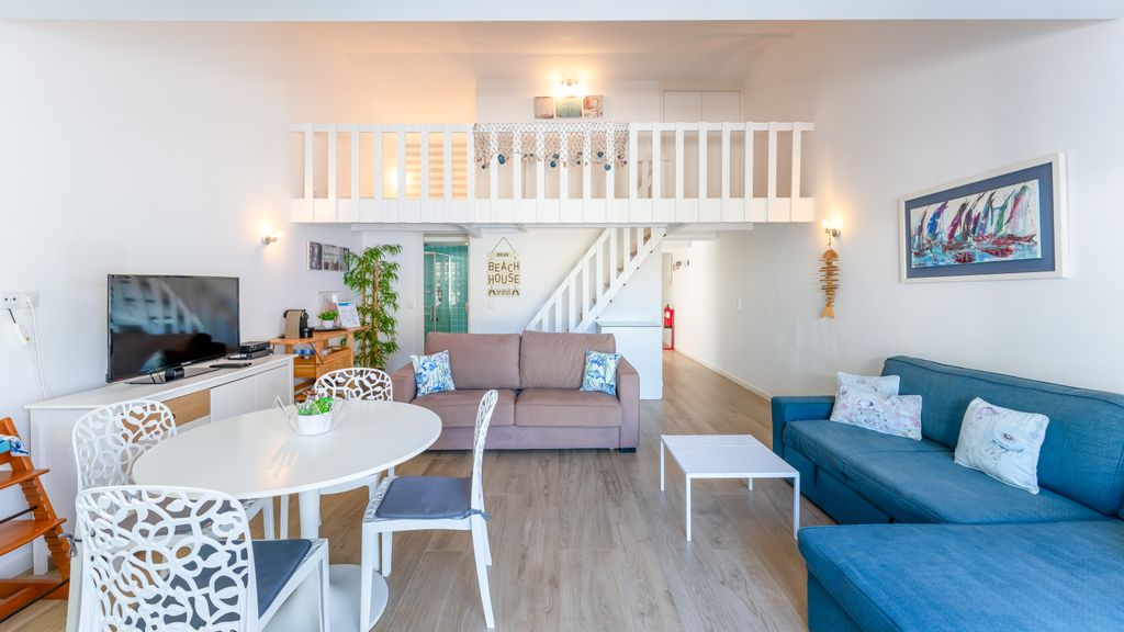Relaxing Beach House in Alfamar by LovelyStay