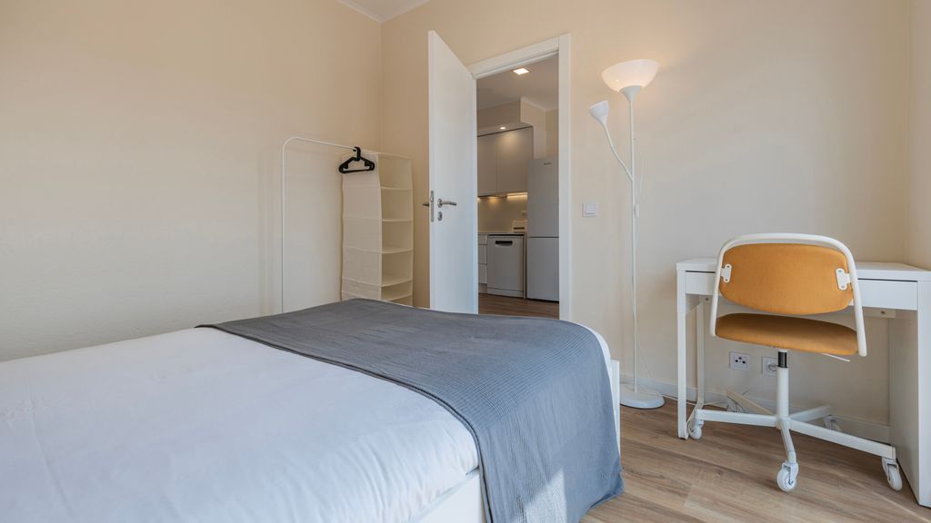 Coastal Comfort - 5min from Beach by LovelyStay