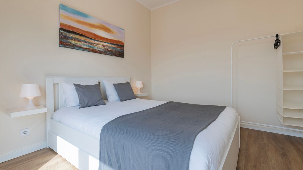 Coastal Comfort - 5min from Beach by LovelyStay