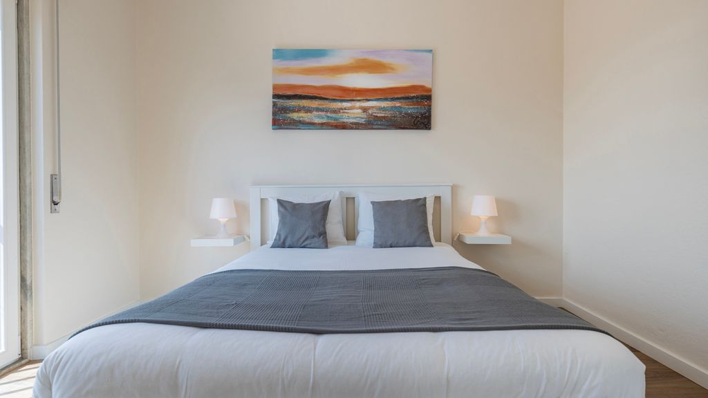 Coastal Comfort - 5min from Beach by LovelyStay