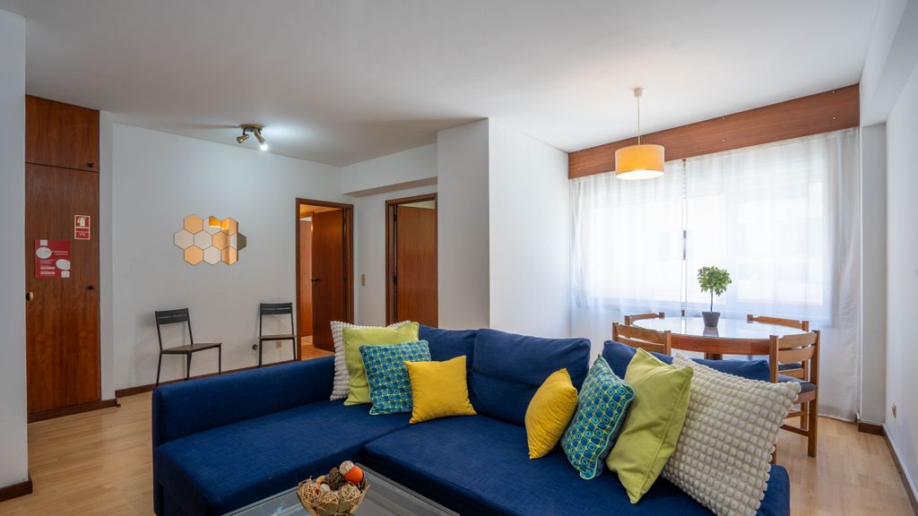 Cedofeita Vintage w/ Free Parking by LovelyStay