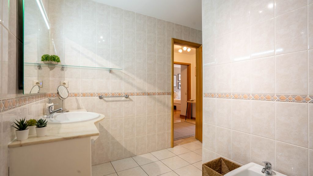 Infante Cozy 1BR w/ Parking by LovelyStay