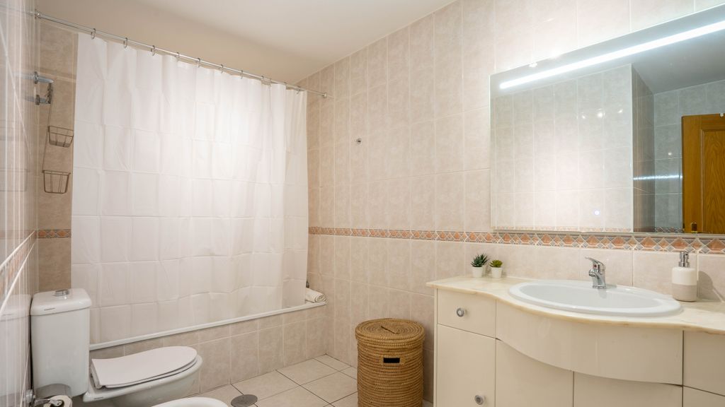 Infante Cozy 1BR w/ Parking by LovelyStay