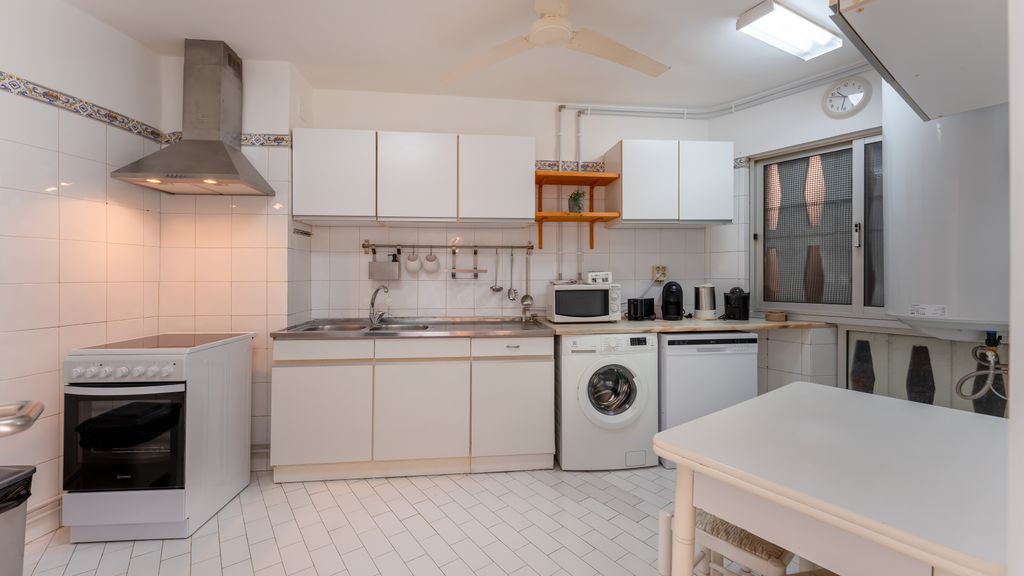 Comfy 3 BDR Flat W/ Pool & Balcony by LovelyStay