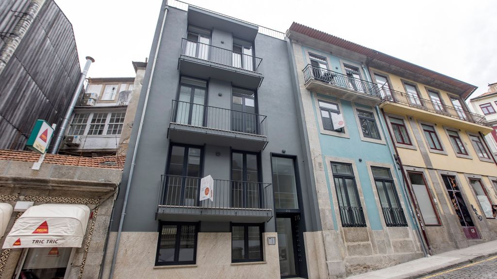Modern Flat Near Trindade by LovelyStay