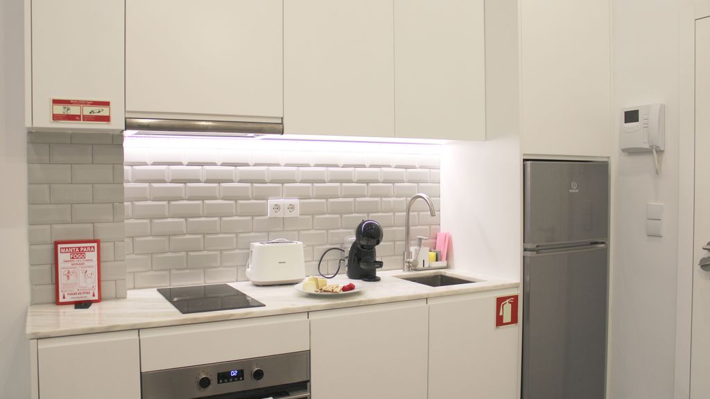 Modern Flat Near Trindade by LovelyStay