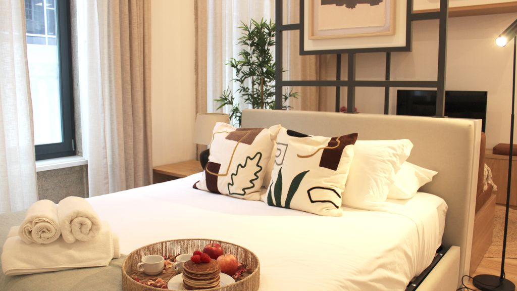Modern Flat Near Trindade by LovelyStay