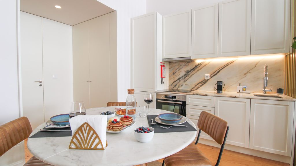Luxurious Flat in City Center by LovelyStay